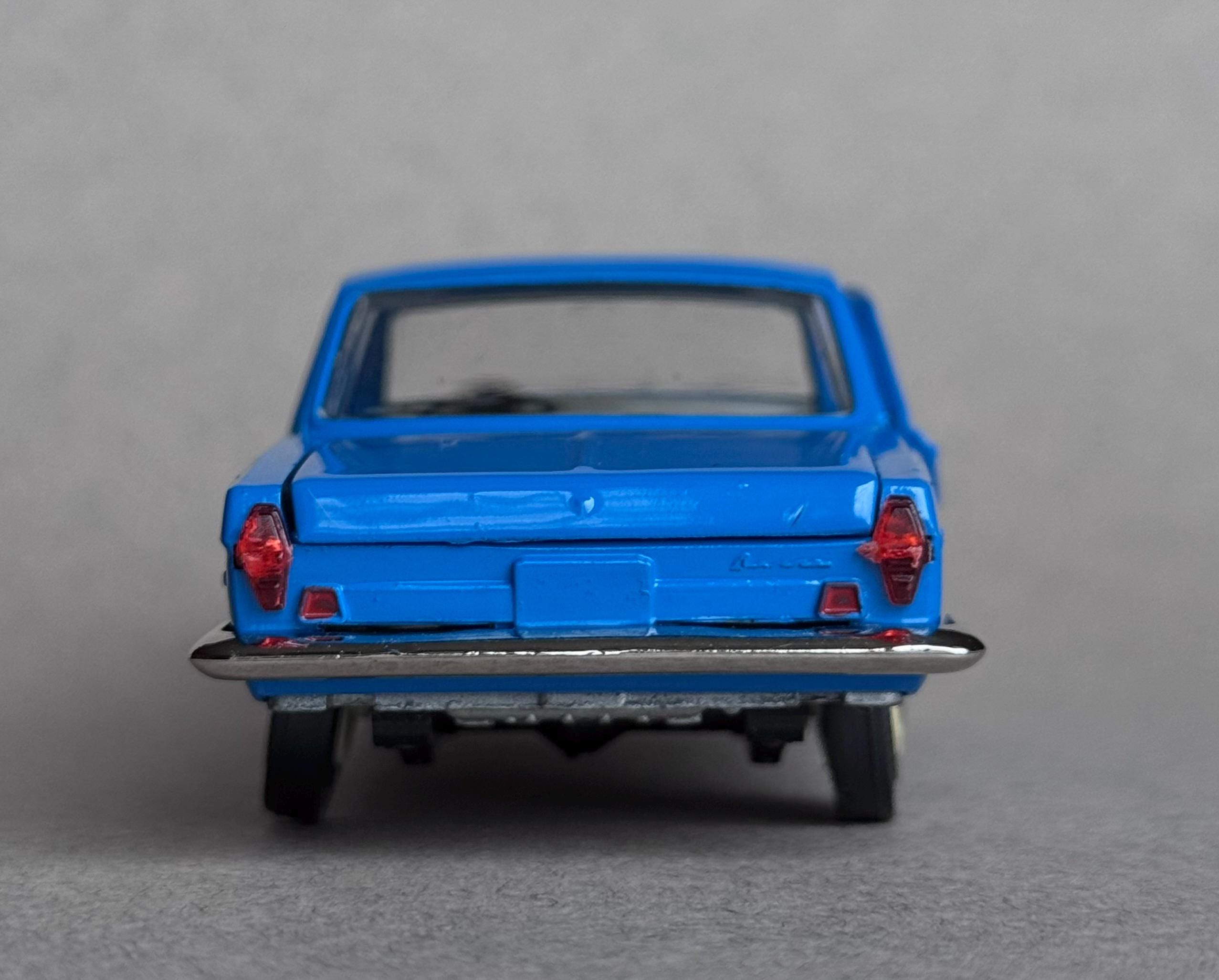 Jouet Ancien Russe Volga GAZ 24 - Échelle 1/18 - Métal Et Plastique - Fonctionne Avec Pile 4,5V