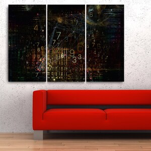 Pu&ograve; includere: Opera d'arte astratta a trittico con un design scuro di numeri e forme geometriche. &Egrave; appesa sopra un divano rosso con gambe argentate, accanto a un vaso nero con rami decorativi. Il muro &egrave; bianco.