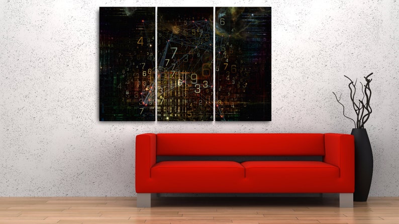 Pu&ograve; includere: Opera d'arte astratta a trittico con un design scuro di numeri e forme geometriche. &Egrave; appesa sopra un divano rosso con gambe argentate, accanto a un vaso nero con rami decorativi. Il muro &egrave; bianco.