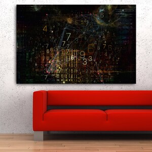 Pu&ograve; includere: Una grande opera d'arte su tela rettangolare con un complesso design digitale di numeri e linee &egrave; appesa sopra un divano rosso. Un vaso nero con rami decorativi &egrave; posto a destra. Il muro &egrave; bianco con una finitura strutturata e il pavimento &egrave; in legno.