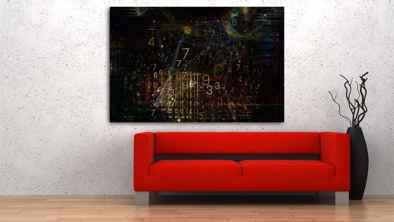 Pu&ograve; includere: Una grande opera d'arte su tela rettangolare con un complesso design digitale di numeri e linee &egrave; appesa sopra un divano rosso. Un vaso nero con rami decorativi &egrave; posto a destra. Il muro &egrave; bianco con una finitura strutturata e il pavimento &egrave; in legno.