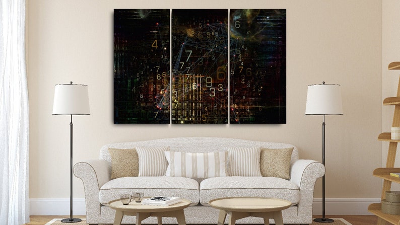 Pu&ograve; includere: Un'opera d'arte su tela a trittico con un design digitale astratto. L'opera presenta uno sfondo scuro con una complessa disposizione di numeri, linee e forme geometriche nei toni del giallo, verde e rosso. L'opera &egrave; esposta sopra un divano bianco.