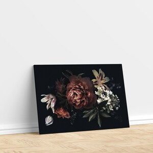 Op de afbeelding: Een set van drie keramische mokken met een gespikkelde, matte afwerking. De mokken zijn in cr&egrave;me, lichtgrijs en donkergrijs. Elke mok heeft een eenvoudig, minimalistisch ontwerp en een afgeronde handgreep. Voor koffie of thee.