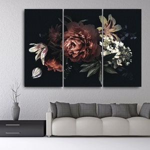 Op de afbeelding: Een drieluik canvas print met een donker bloemstuk. Het kunstwerk toont een boeket bloemen in tinten rood, wit en groen tegen een zwarte achtergrond. Het arrangement omvat pioenrozen, tulpen en andere bloemen.