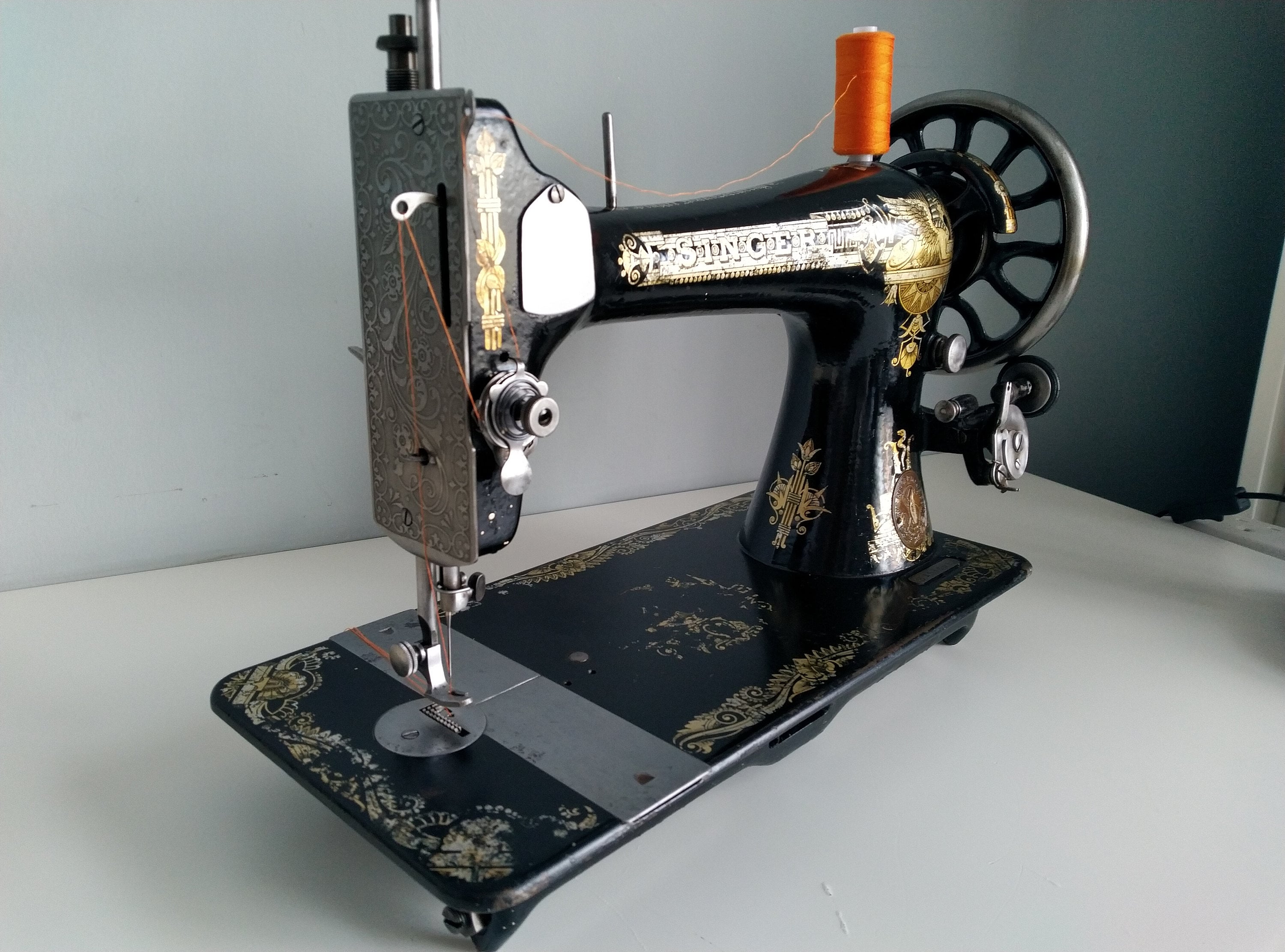 Vintage Singer Sewing Machine, Made in 1907, Antique, Hand Cranked, for