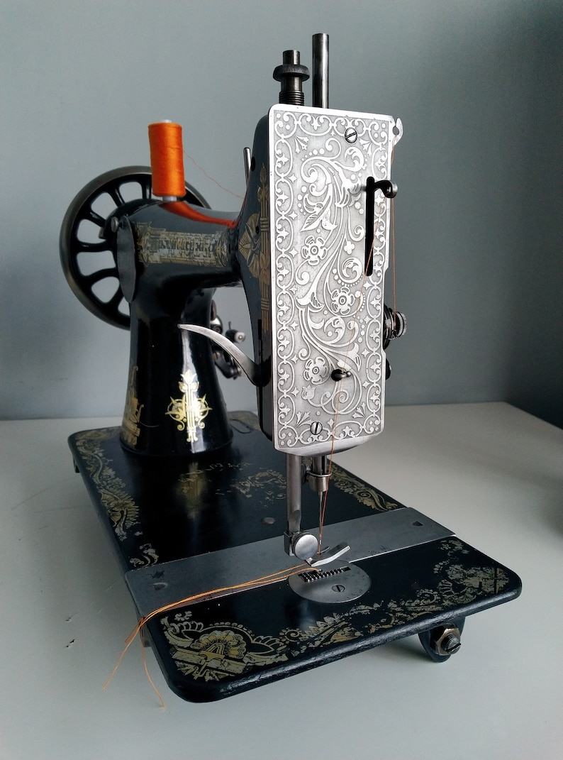 Vintage Singer Sewing Machine, Made in 1907, Antique, Hand Cranked, for