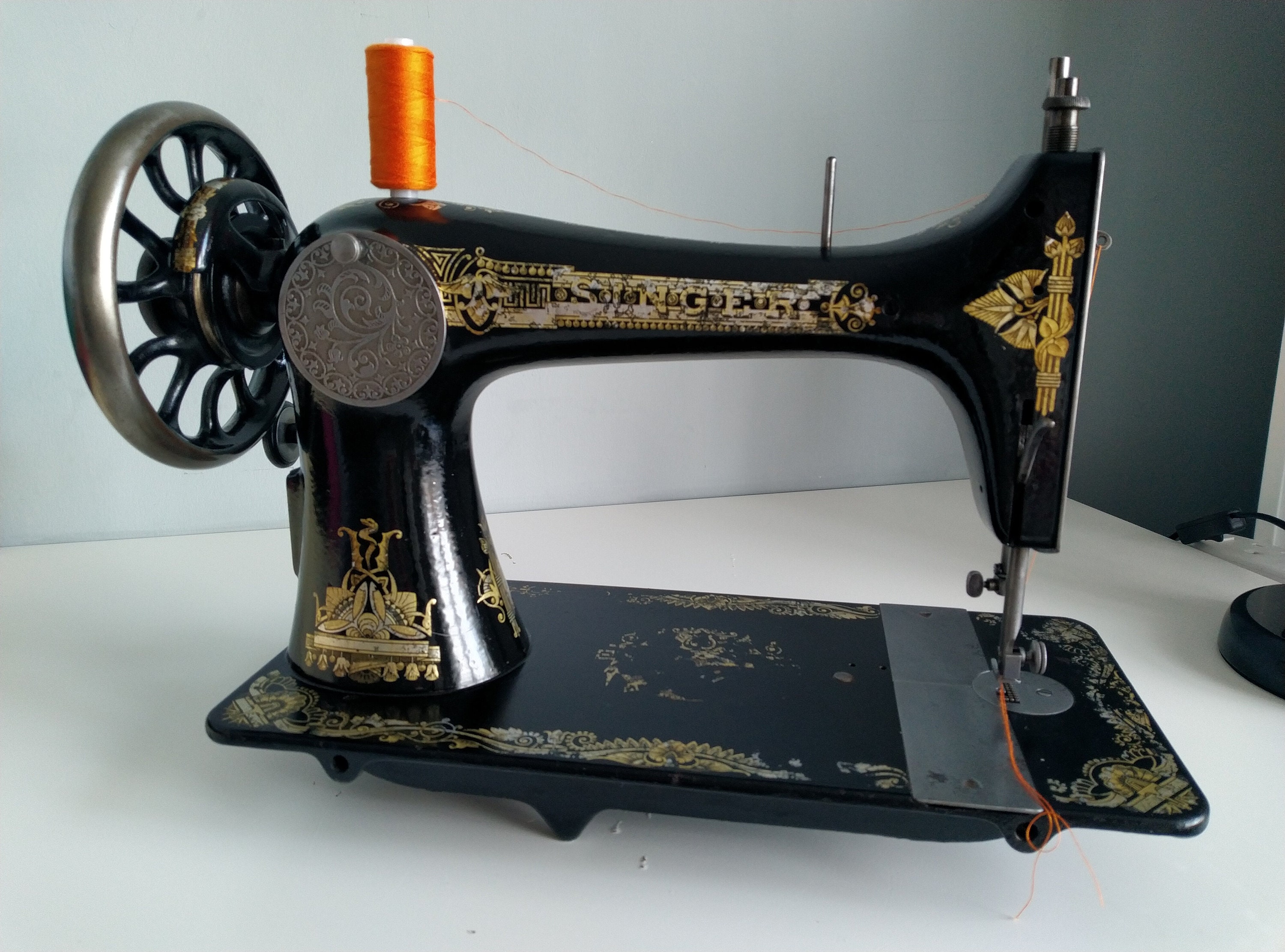 Vintage Singer Sewing Machine, Made in 1907, Antique, Hand Cranked, for