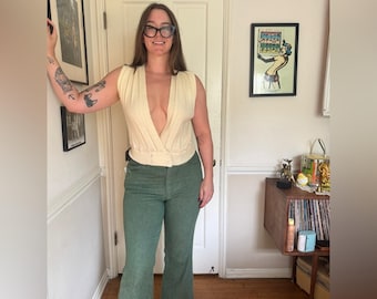 Chaleco vintage de los 80 con pliegues y escote en V profundo, de acrílico color crema.