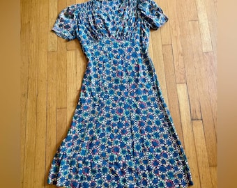 Late 30s Early 40s Cap Sleeved Rayon Dress