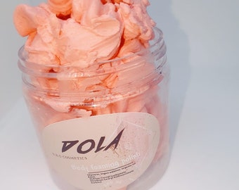 Mild Foaming Pink Colored Scrub Soap (200 ml) van DOLA