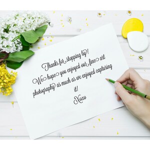 Puede incluir: Una nota de agradecimiento escrita a mano en papel blanco con un l&aacute;piz verde encima. La nota dice "&iexcl;Gracias por pasar! Esperamos que hayas disfrutado de nuestra fotograf&iacute;a art&iacute;stica tanto como nosotros disfrutamos captur&aacute;ndola! xoxo".