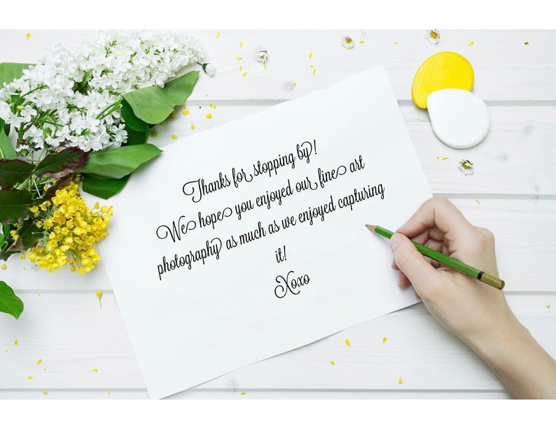 Puede incluir: Una nota de agradecimiento escrita a mano en papel blanco con un l&aacute;piz verde encima. La nota dice "&iexcl;Gracias por pasar! Esperamos que hayas disfrutado de nuestra fotograf&iacute;a art&iacute;stica tanto como nosotros disfrutamos captur&aacute;ndola! xoxo".