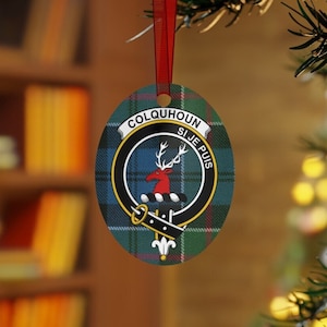 Personalisierte Scottish Clan Crest Weihnachtsverzierung - Kundenspezifisches Tartan-Andenken, haltbares Aluminium, kratzfest, inklusive rotem Band