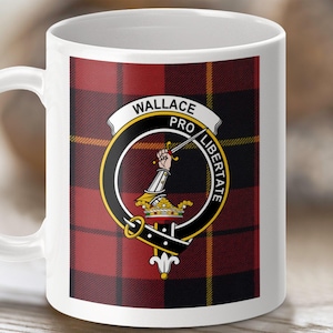以下が含まれることがあります： 赤、黒、黄色のタータン柄の白いセラミックマグカップ。マグカップには、黒い円の中に「Wallace Pro Libertate」という文字が書かれた紋章が描かれています。