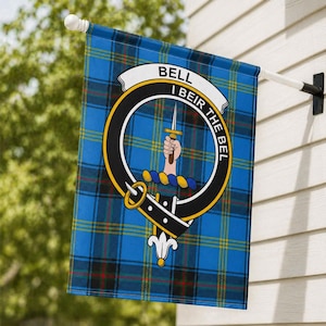 以下が含まれることがあります： 「BELL」という名前と「I BEIR THE BEL」というフレーズが白い文字で書かれた、青い格子柄のアウトドアフラッグ。 旗には、剣を持った手のある円形のエンブレムが付いています。 旗は白いポールに吊るされています。
