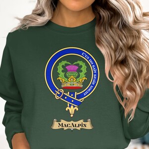 Green sweatshirt with Macalpin clan crest and motto "U'n Do Bair Speir Nochd".