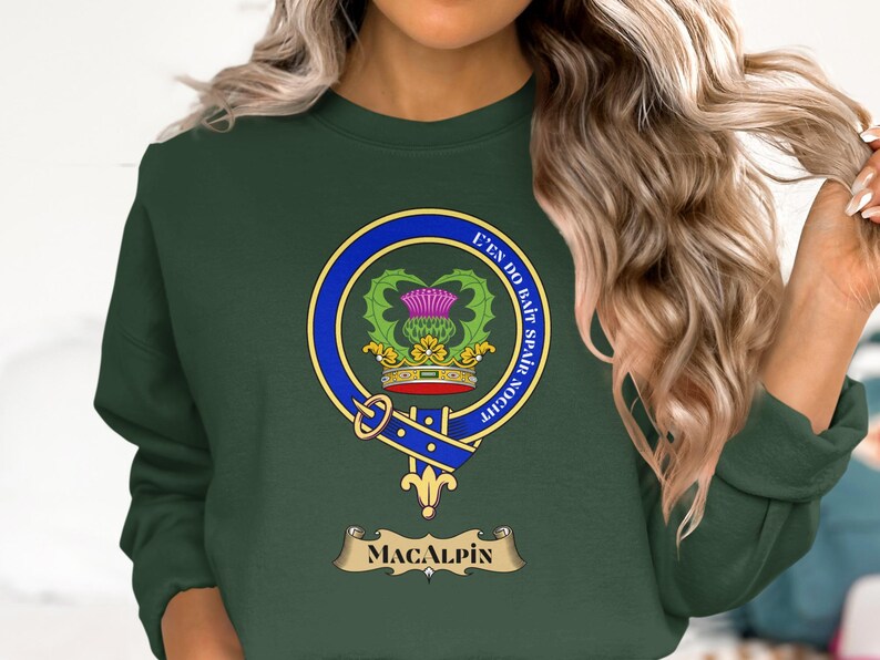 Green sweatshirt with Macalpin clan crest and motto "U'n Do Bair Speir Nochd".