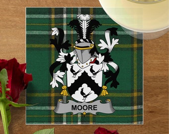 Écusson personnalisé de la famille Moore sur les serviettes de table en tartan irlandais, parfait pour les mariages et les réunions