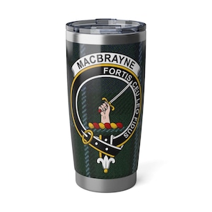 Puede incluir: Un vaso de acero inoxidable con un diseño de cuadros verdes y azules. El vaso muestra un escudo con las palabras "MACBRAYNE FORTIS CEU LEO FIDUS" y una mano sosteniendo una espada. El vaso tiene una tapa negra.