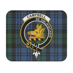 Puede incluir: Una alfombrilla de ratón de tartán azul y verde con un escudo negro y blanco que presenta una cabeza de jabalí amarilla y el texto "CAMPBELL NE OBLIVISCARIS".