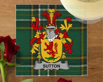 Écusson personnalisé de la famille Sutton sur des serviettes de table en tartan irlandais, parfait pour les mariages et les réunions de famille