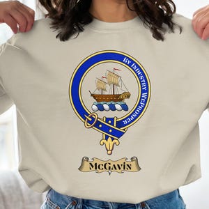 Sudadera con el escudo del clan McGavin / Regalo de herencia familiar escocesa / Diseño de apellido con orgullo ancestral / Ropa con raíces celtas de los Juegos de las Tierras Altas