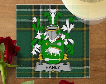 Blason de la famille irlandaise Hanly sur fond tartan, serviettes pour boissons et déjeuners personnalisées, parfaits pour les mariages et les réunions de famille