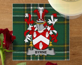 Blason de la famille Byrne sur tartan irlandais, serviettes de table et serviettes à déjeuner, indispensables pour un mariage et une réunion de famille