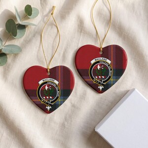 Ornamento natalizio con lo stemma del clan MacLaine (di Lochbuie), sfondo scozzese e confezione regalo dorata, ricordo scozzese.