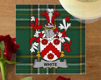 Écusson familial blanc sur des serviettes en papier tartan irlandais pour mariages, réceptions nuptiales