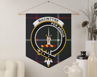 Macintyre Clan Crest Tartan Wimpel: Scottish Heritage, Family Pride, decoratief embleem