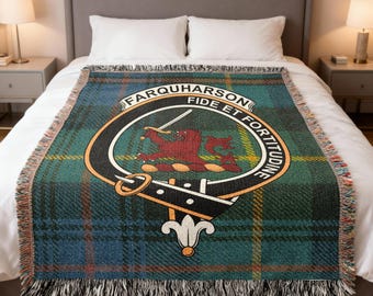 Manta tejida única del clan Farquharson, de primera calidad, 100 % algodón, con el escudo del clan escocés sobre fondo de tartán. Ideal para decorar el hogar.