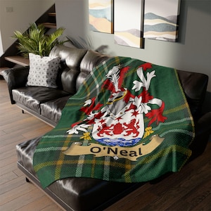 Può includere: Una coperta in plaid verde, giallo e bianco con uno stemma e il nome "O'Neal" in lettere dorate.