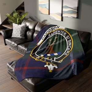 Puede incluir: Una manta de tartán azul, verde y rojo con un escudo que presenta un ciervo y el texto "Davidson Sapienter Si Sincere".