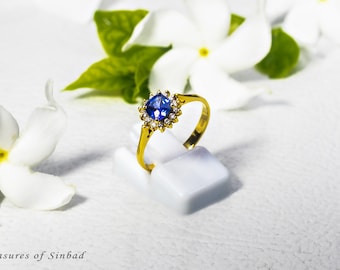 Anel de noivado. Safira azul com diamantes, ouro amarelo 14 quilates. Anel de centáurea-do-ceilão natural.