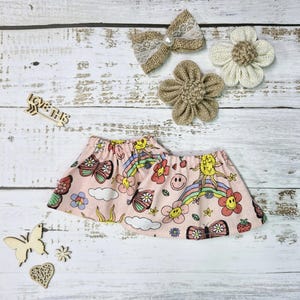 Peut inclure: Ensemble de trois mugs en céramique avec une finition mate et mouchetée. Les mugs sont de couleur crème, gris clair et gris foncé. Chaque mug a un design simple et minimaliste avec une anse arrondie.