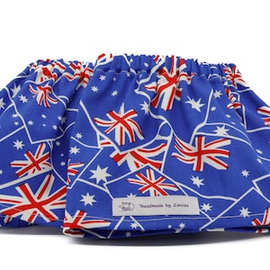 Puede incluir: Artículo de tela azul con un patrón repetido de la bandera australiana, con colores rojo, blanco y azul. El artículo tiene una parte superior elástica. El texto "Handmade by Louise" está en una pequeña etiqueta blanca.