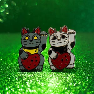 Oni Lucky Cat Maneki Neko Spilla smaltata folcloristica giapponese