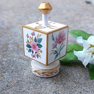 Sammler Dreidel Chanukka Dreidel Handgemachte hölzerne Blumen Dreidel mit Ständer Jedaica Geschenke für ihre Chanukka Dekorationen