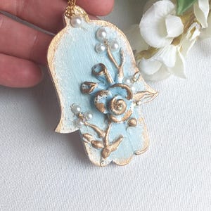 青い小さな花柄ハムサの手のお守り - ユダヤ教の家庭の祝福、手作りのオリーブウッド製ユダヤ教のお守り