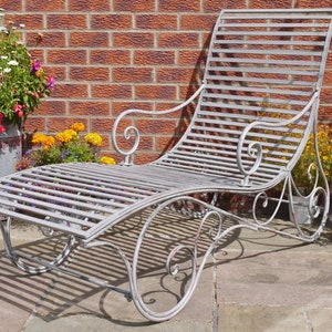 Szary leżak w stylu antycznym ławka ogrodowa metalowa szara meble parkowe nostalgiczny ogród