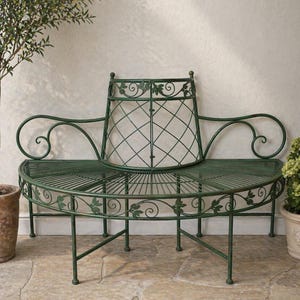 Può includere: Una panca a semicerchio in metallo verde con schienale a griglia e decorazioni a foglie e volute. La panca ha braccioli curvi ed è progettata per circondare un albero. La panca è in metallo e verniciata di verde.