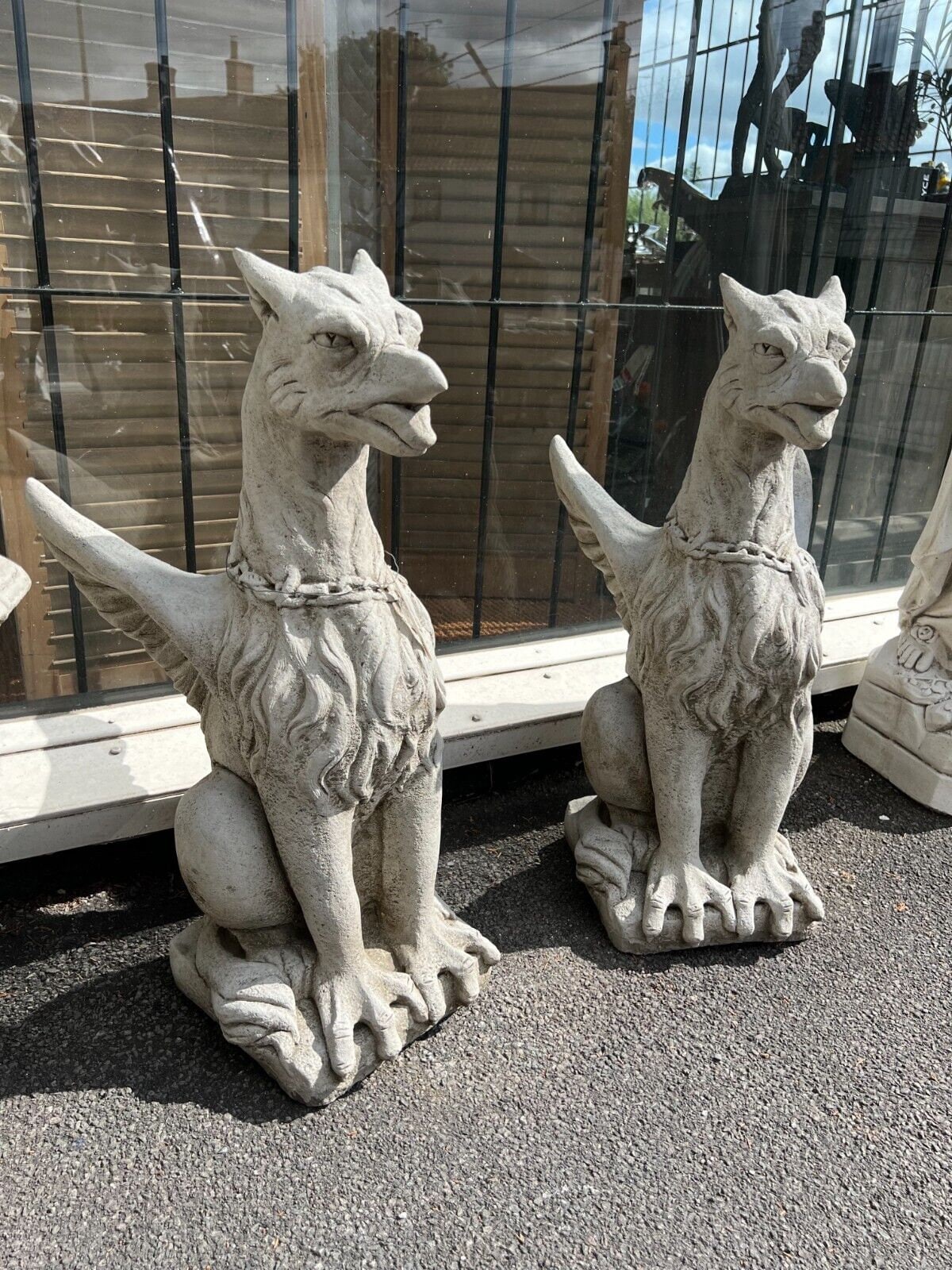 灰色の石のガーゴイル 座る鷲とドラゴンのペア 城の入り口 荘厳な家のピース グリフィン風