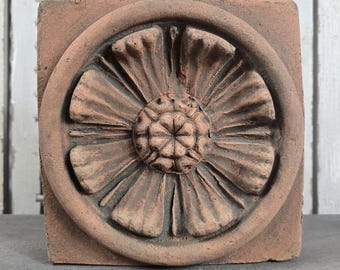 Terracotta muurplaat vierkant "Ealing" bloemdessin kleine stenen muurplaat hangend