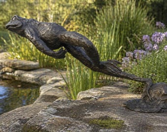 Escultura de fuente de bronce con forma de rana saltando, fundida a la cera perdida.