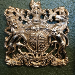 Royal Coat of Arms Gold finish Queens Jubilee cast Metal Plaque Royal Crest Wall Hanger