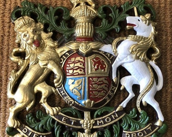 Royal Coat of Arms Cast Metal Sign Queens Jubilee Plaque Royal Crest Wall Hanger Hand Painted