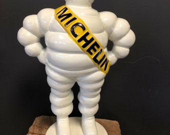 Hombre Michelin de aluminio pintado mascota del hombre Michelin coleccionable de pie sobre una base