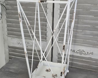 Paragüero de metal blanco oxidado estilo antiguo acabado desgastado caja de paraguas soporte de palo