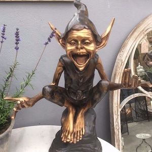 Bronze Kobold Gartenelfe Pixi Kobold Hände aus Wunderschöner Bronze Kobold sitzend